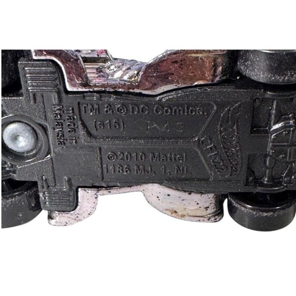 Green Batmobile CFK22 DC Comics ©2010 Hot Wheels Diecast Car - Picture 2 of 3